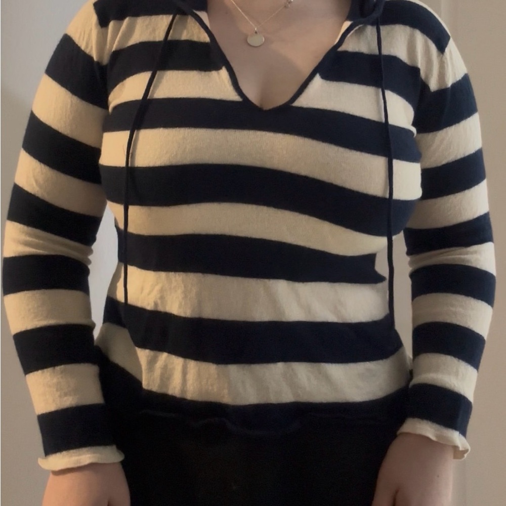 ⚓️FLATTERING⚓️ Talbots Navy and White Soft and Cozy V-Neck Sweater